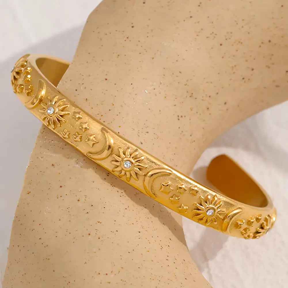Bracelete Dourado Feminino Sol, Lua e Estrelas Astréa - Banhado a Ouro 18k