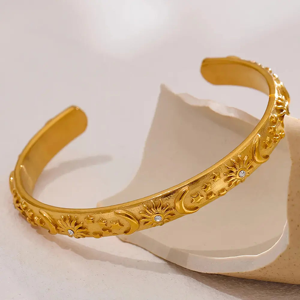 Bracelete Dourado Feminino Sol, Lua e Estrelas Astréa - Banhado a Ouro 18k