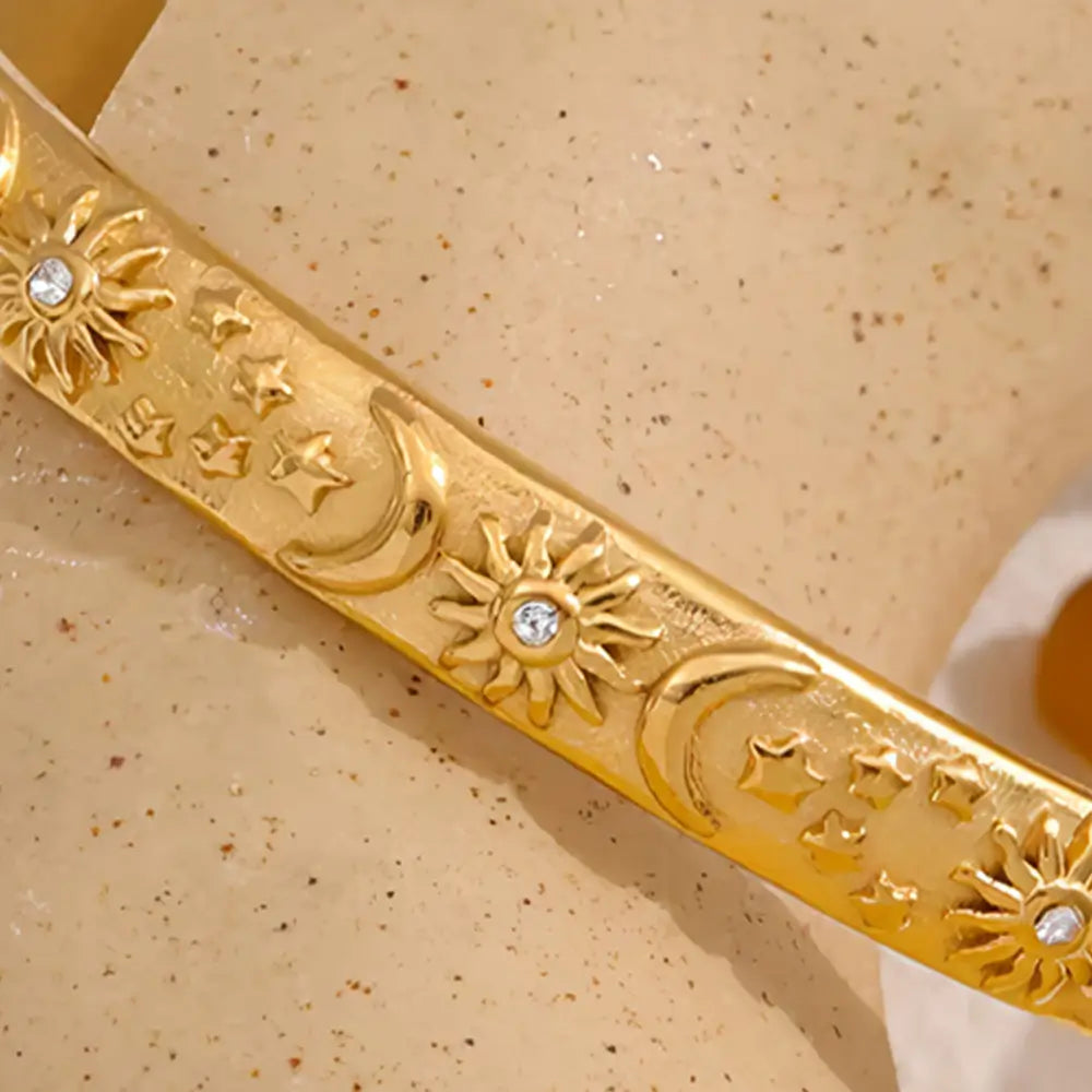 Bracelete Dourado Feminino Sol, Lua e Estrelas Astréa - Banhado a Ouro 18k