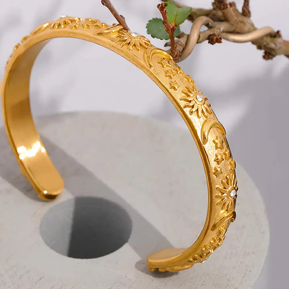 Bracelete Dourado Feminino Sol, Lua e Estrelas Astréa - Banhado a Ouro 18k