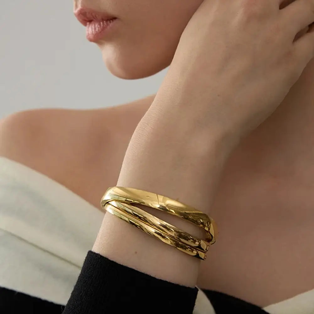 Bracelete Minimalista Auriah em Aço Inoxidável 316L - Banhado a Ouro 18k Veliur