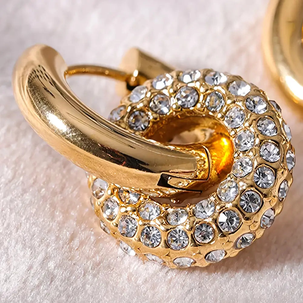 Brinco Feminino Argola Dourada com Arco Cravejado de Zircônias Selina - Banhado a Ouro 18k, foto em detalhes da argola e do aro