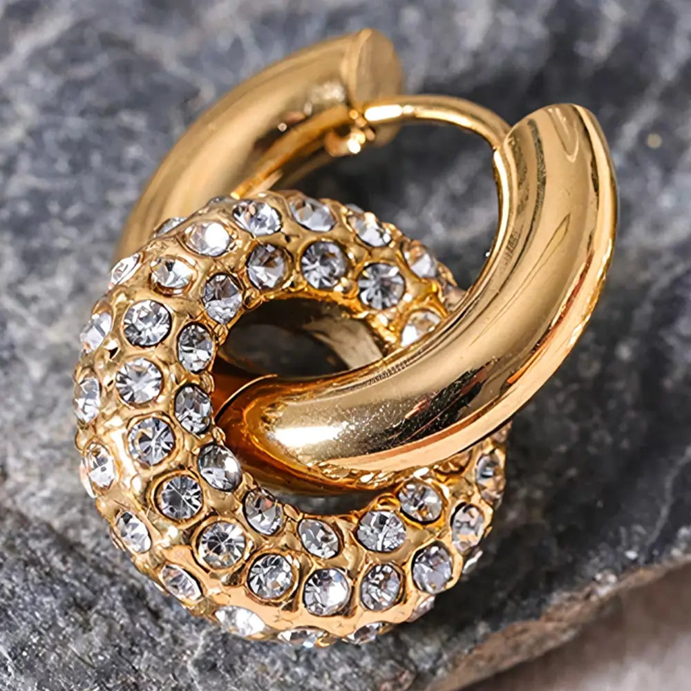 Brinco Feminino Argola Dourada com Arco Cravejado de Zircônias Selina - Banhado a Ouro 18k, foto em detalhes