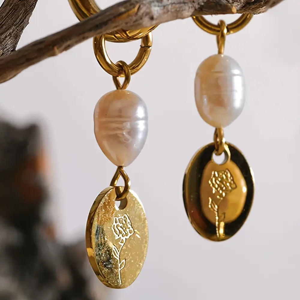 Brinco Feminino Argola Dourada com Pérola Natural e Pingente Floral Vivienna - Banhado a Ouro 18k