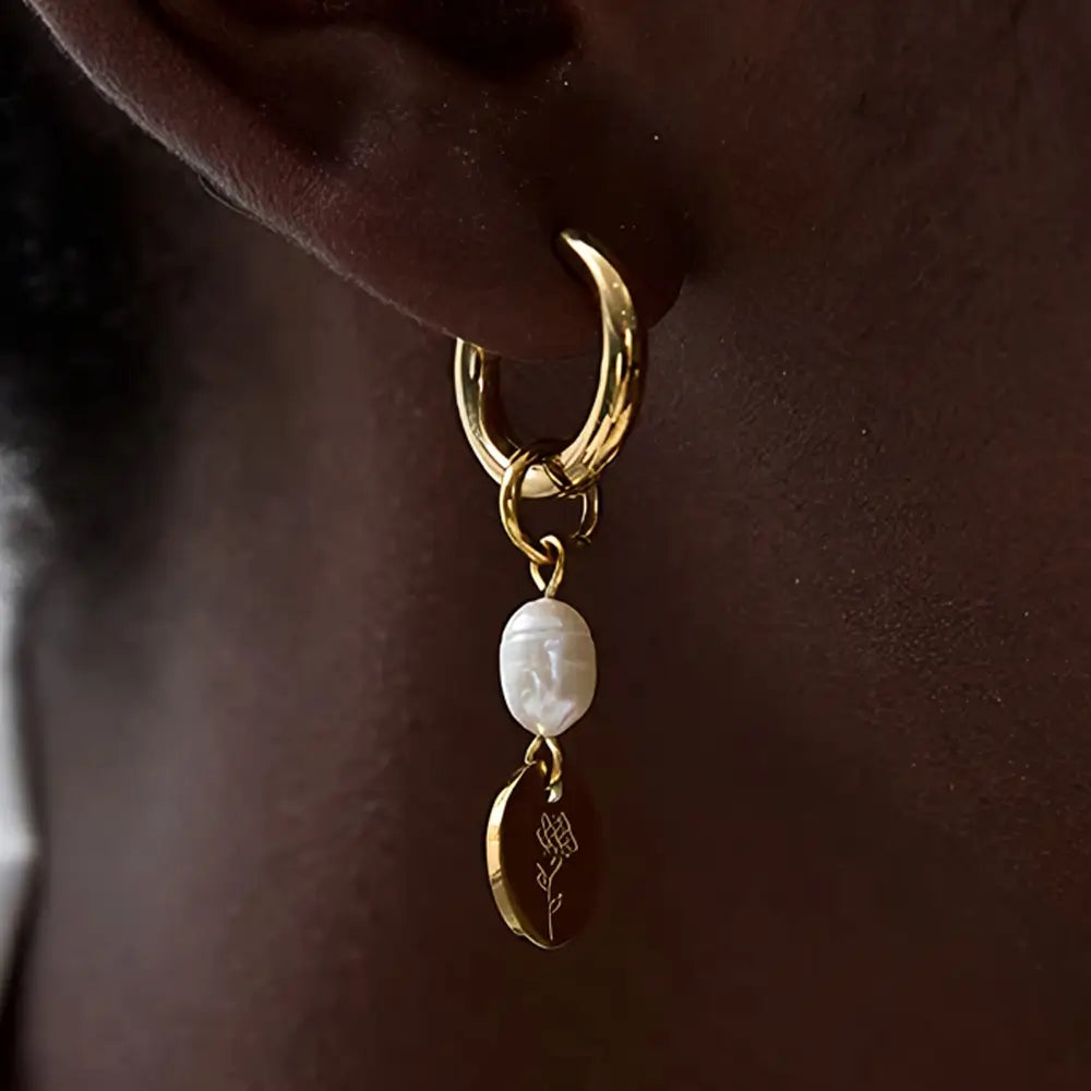 Brinco Feminino Argola Dourada com Pérola Natural e Pingente Floral Vivienna - Banhado a Ouro 18k