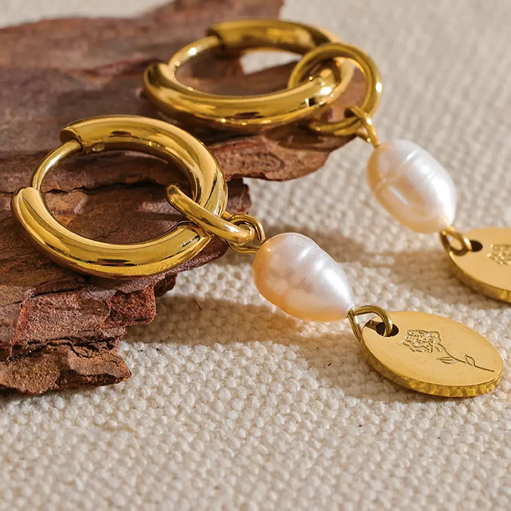Brinco Feminino Argola Dourada com Pérola Natural e Pingente Floral Vivienna - Banhado a Ouro 18k