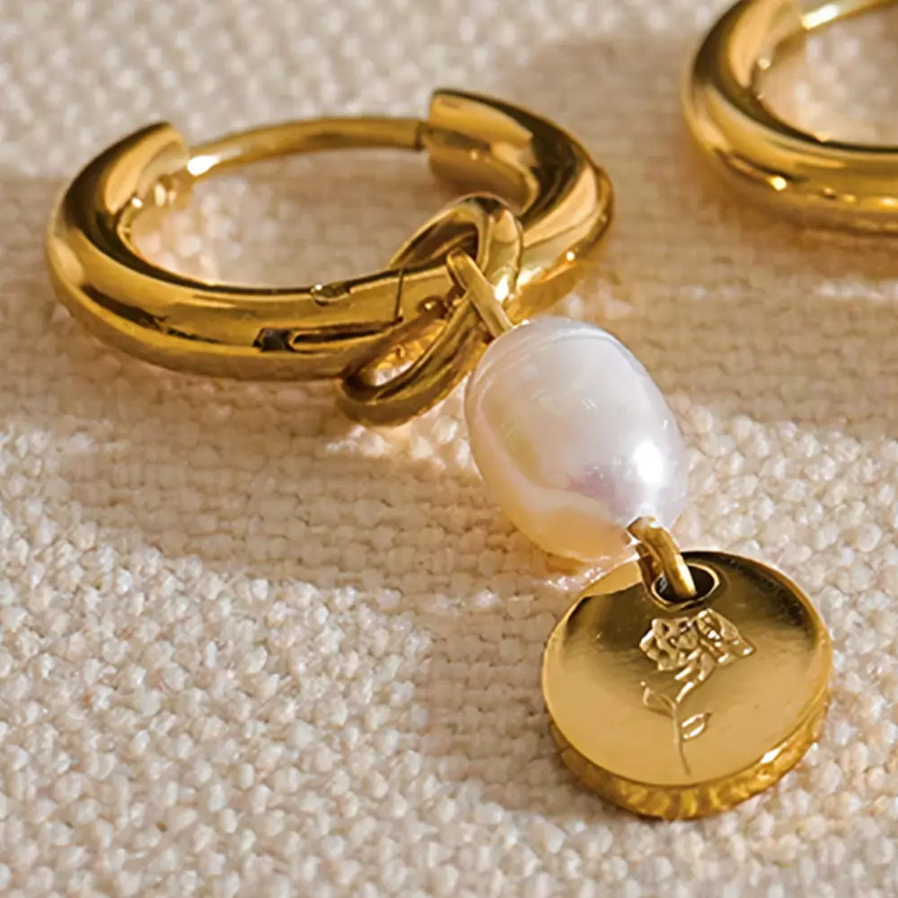 Brinco Feminino Argola Dourada com Pérola Natural e Pingente Floral Vivienna - Banhado a Ouro 18k