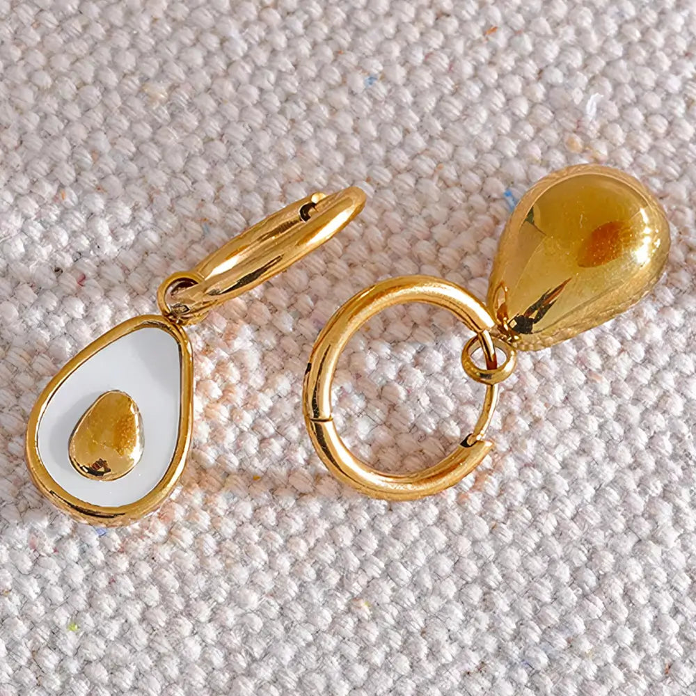 Brinco Feminino Argola Dourada com Pingente de Abacate de Concha Natural Amara - Banhado a Ouro 18k, detalhes frontal e traseiro