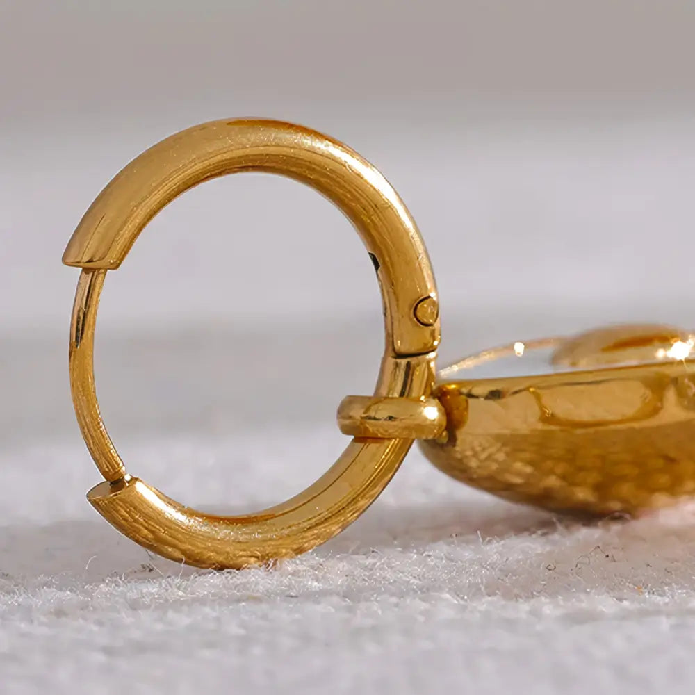 Brinco Feminino Argola Dourada com Pingente de Abacate de Concha Natural Amara - Banhado a Ouro 18k, detalhes do fecho
