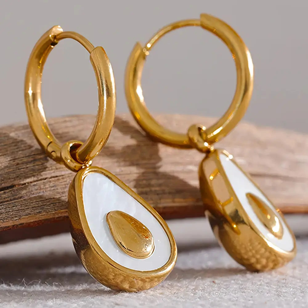 Brinco Feminino Argola Dourada com Pingente de Abacate de Concha Natural Amara - Banhado a Ouro 18k, detalhes