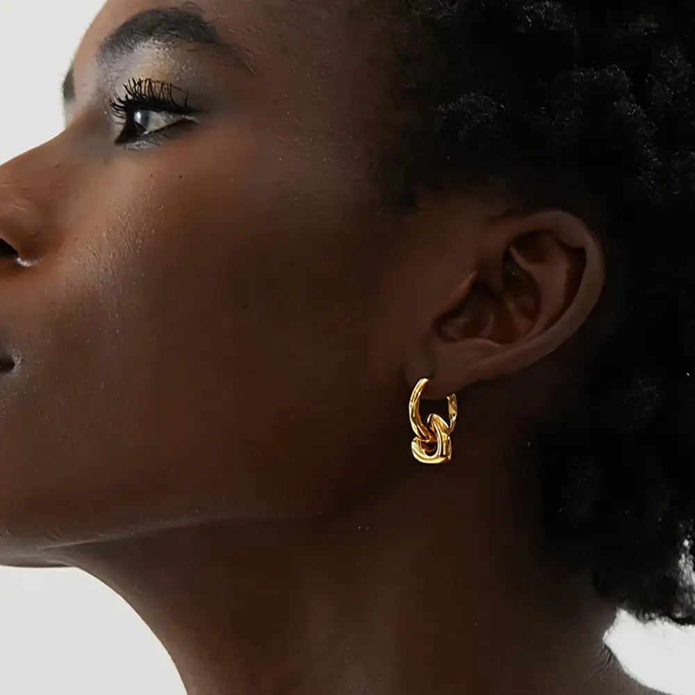 Brinco Feminino Argola Dourada com coração dourado e design elegante