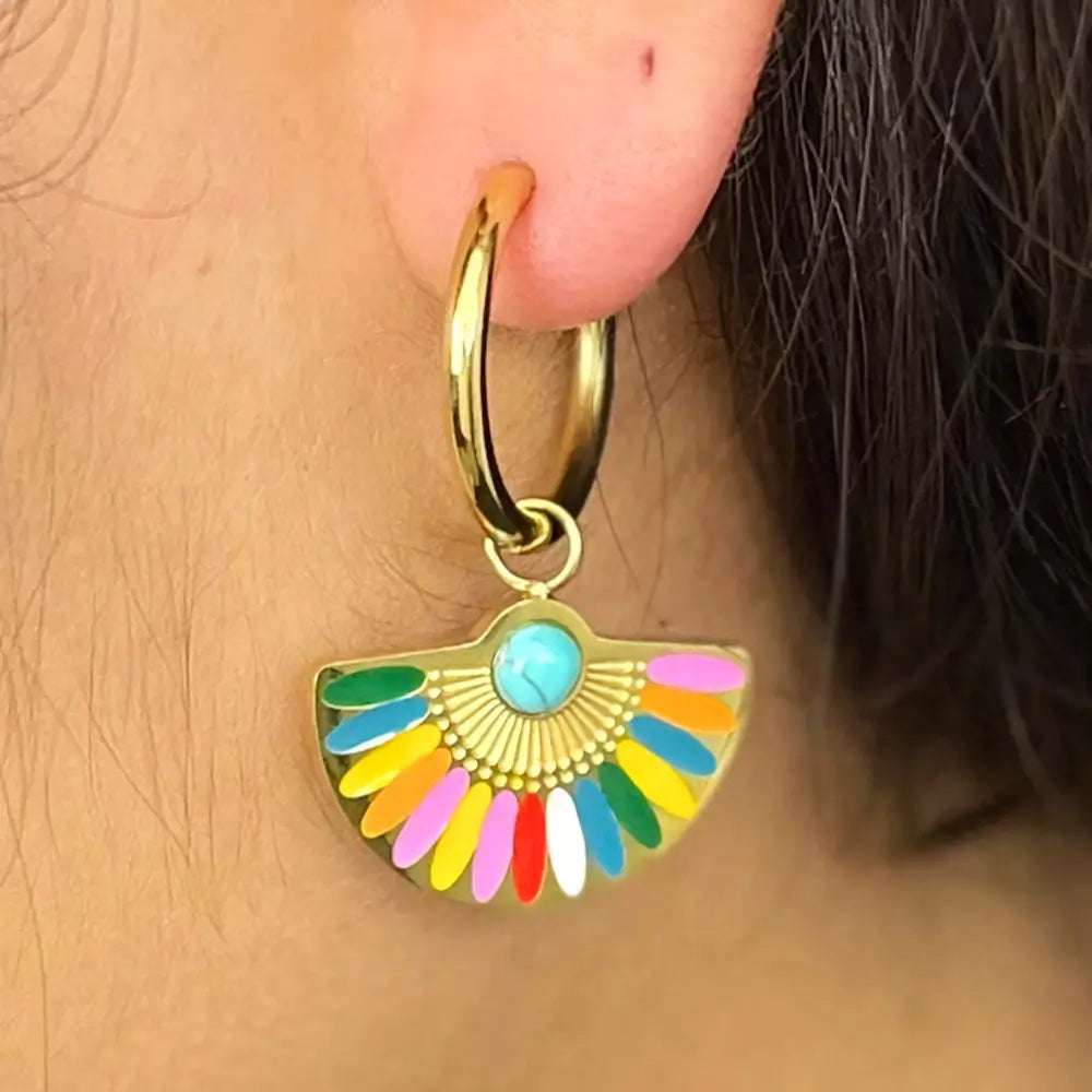 Foto de detalhes da Mulher usando o Brinco Feminino Argola Dourada com Pingente de Leque Élancée - Banhado a Ouro 18k