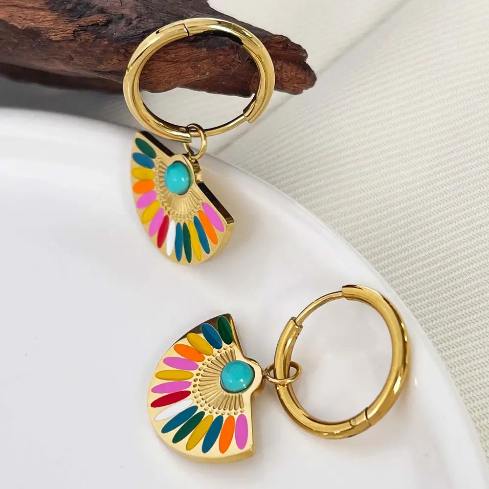 Brinco Feminino Argola Dourada com Pingente de Leque Élancée - Banhado a Ouro 18k, fundo neutro