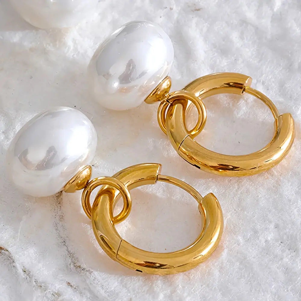 Brinco Feminino Argola Dourada com Pingente de Pérola Aurielle - Banhado a Ouro 18k, detalhes