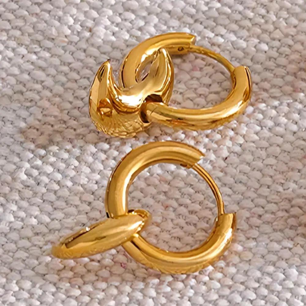 Brinco Feminino Argola Dourada com pingente de meia lua em fundo neutro e suave