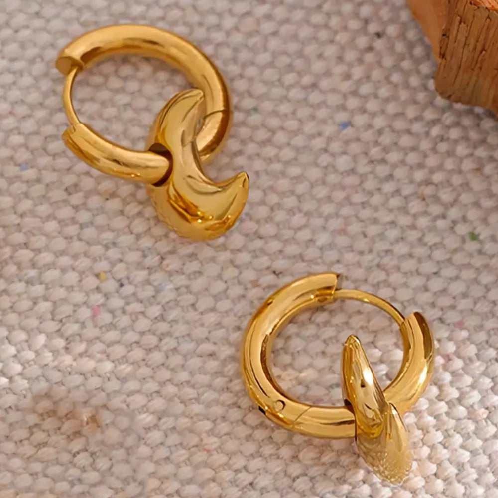 Brinco Feminino Argola Dourada com meia lua Lunara em cenário claro e minimalista