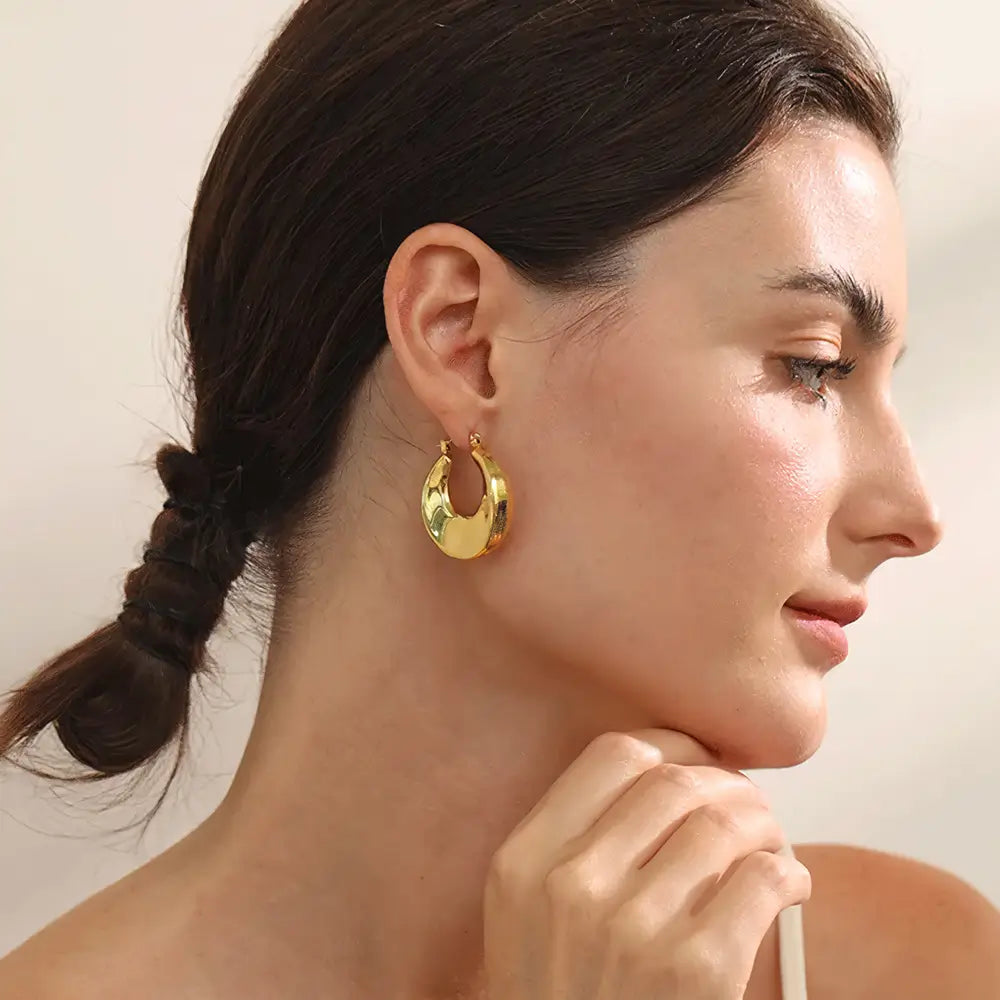 Brinco Feminino Argola Dourada Elisse, destaque refinado no visual com textura polida