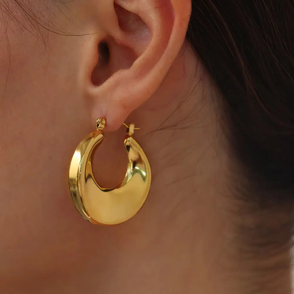 Brinco Feminino Argola Dourada Elisse com acabamento espelhado em composição elegante