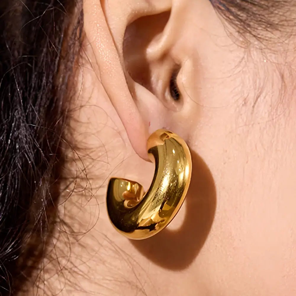Brinco Feminino Argola Dourada banhado a ouro 18k com visual imponente, foto na orelha