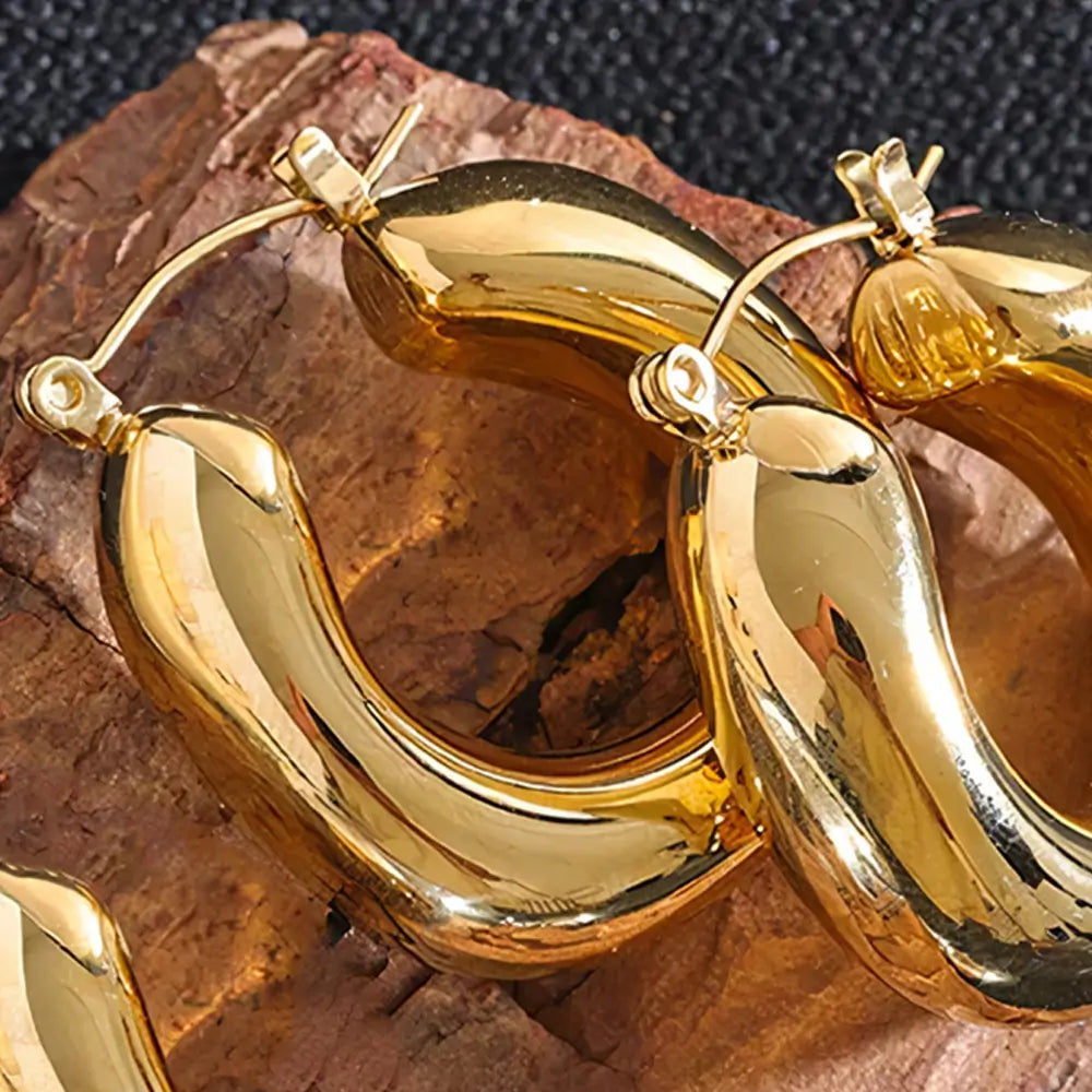 Foto de perto em detalhes do Brinco Feminino Argola Dourada Grossa Chunky Véria - Banhado a Ouro 18k