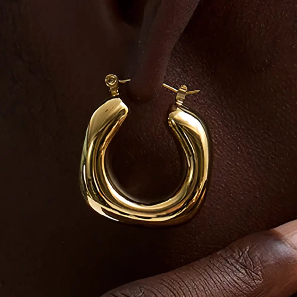 Foto lateral em detalhes da Mulher usando o Brinco Feminino Argola Dourada Grossa Chunky Véria - Banhado a Ouro 18k