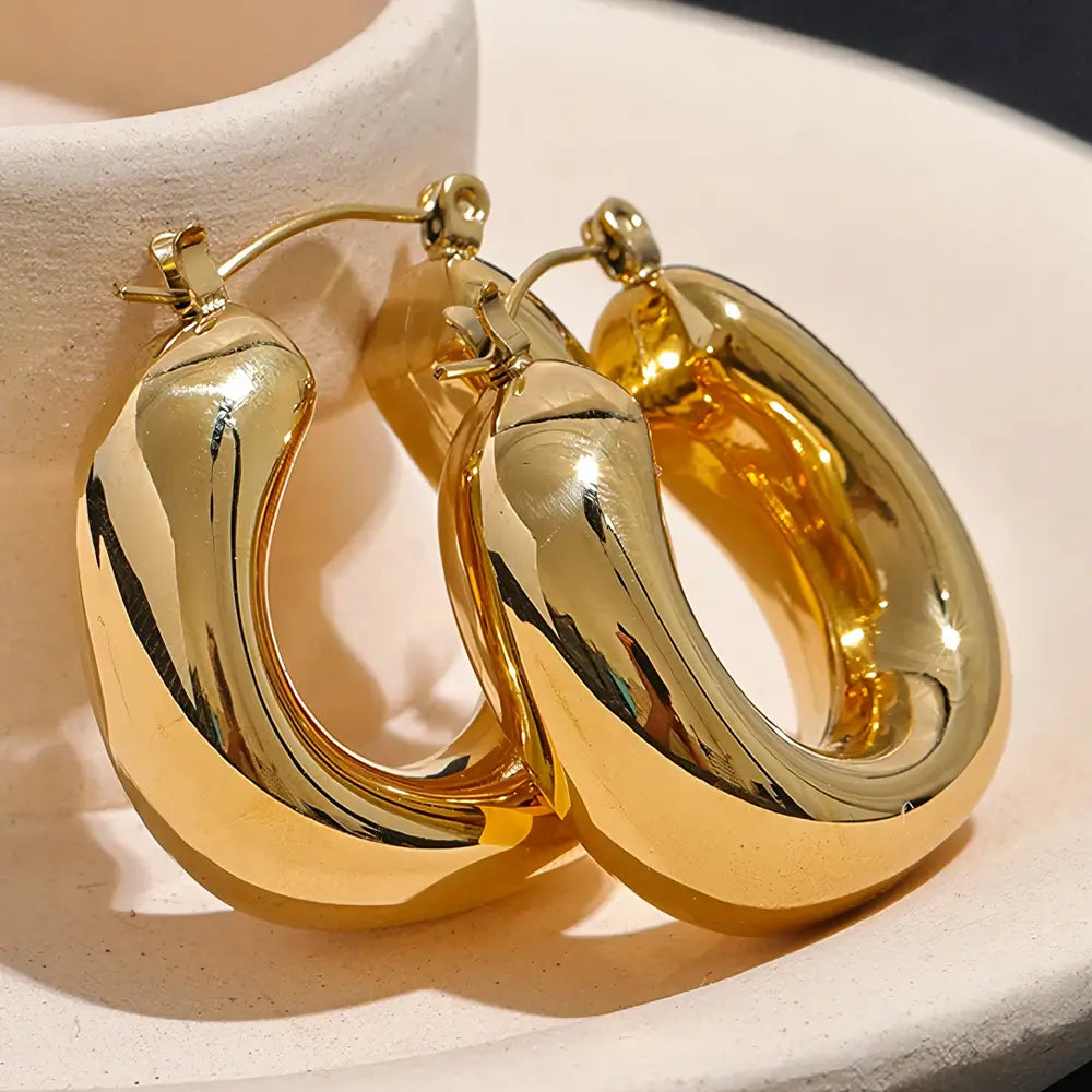 Foto de perto dos detalhes do Brinco Feminino Argola Dourada Grossa Chunky Véria - Banhado a Ouro 18k