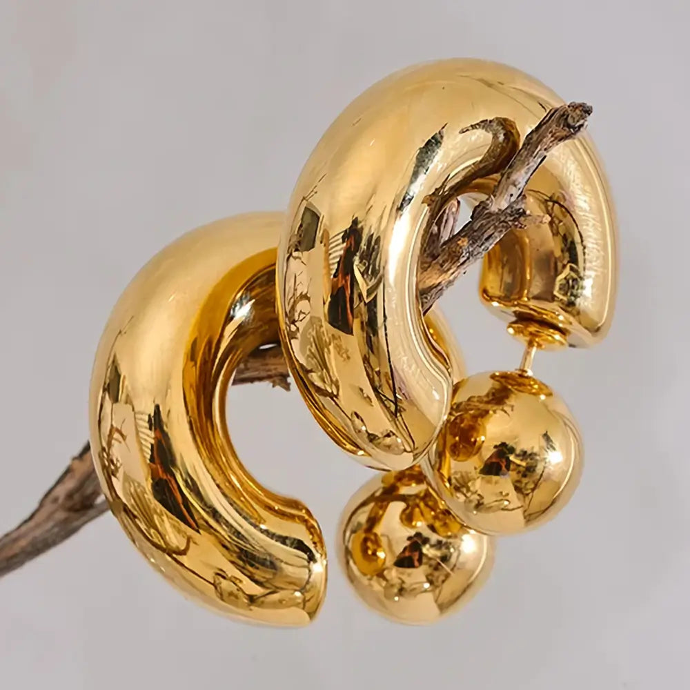 Foto de Detalhes do Brinco Feminino Argola Dourada Grossa Tipo C Thessa - Banhado a Ouro 18k