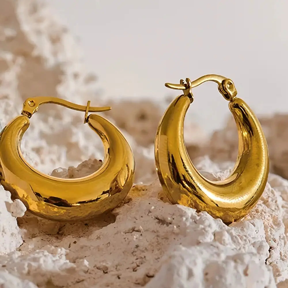 Foto em detalhes do Brinco Feminino Argola Dourada Larga Meia Lua Selene - Banhado a Ouro 18k