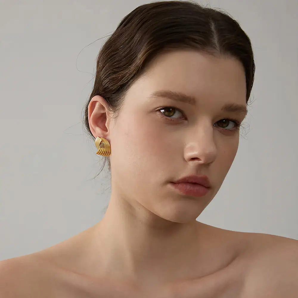 Mulher usando um Brinco Feminino Dourado Asas em Linhas Eluar - Banhado a Ouro 18k