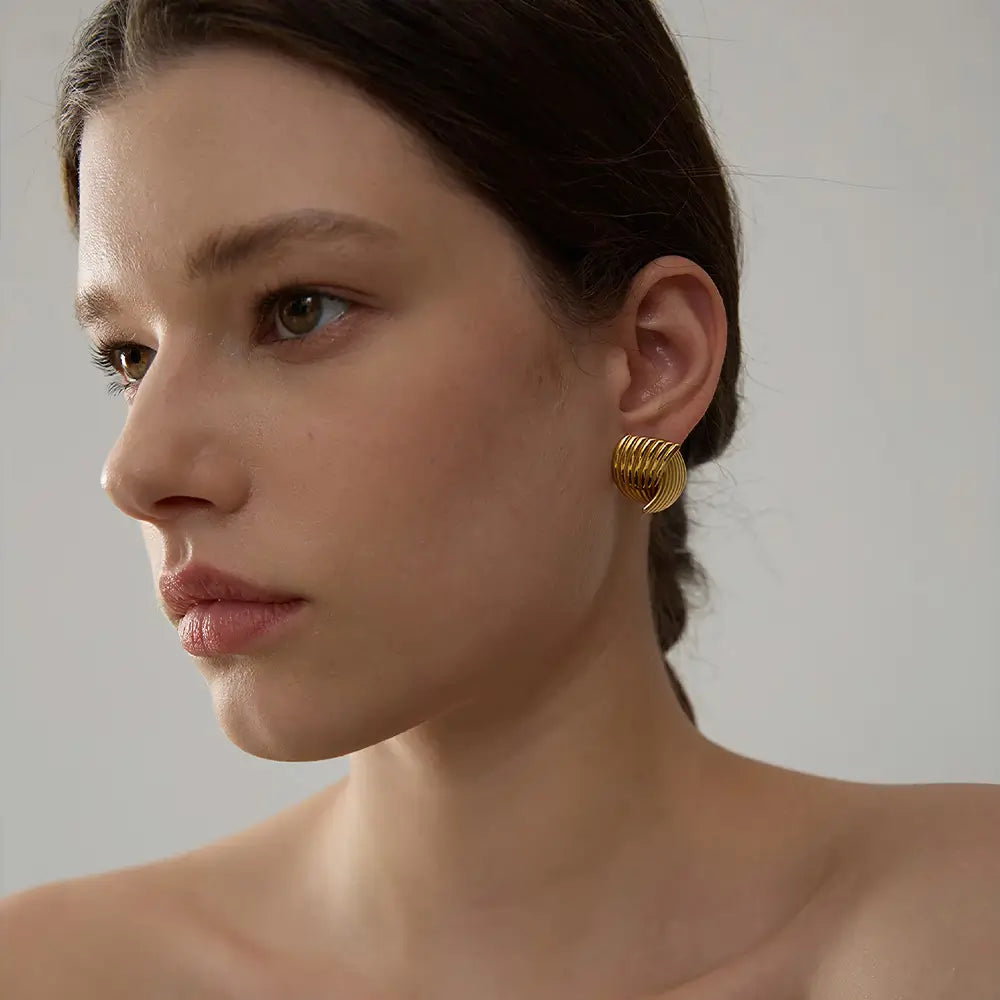 Mulher usando um Brinco Feminino Dourado Asas em Linhas Eluar - Banhado a Ouro 18k