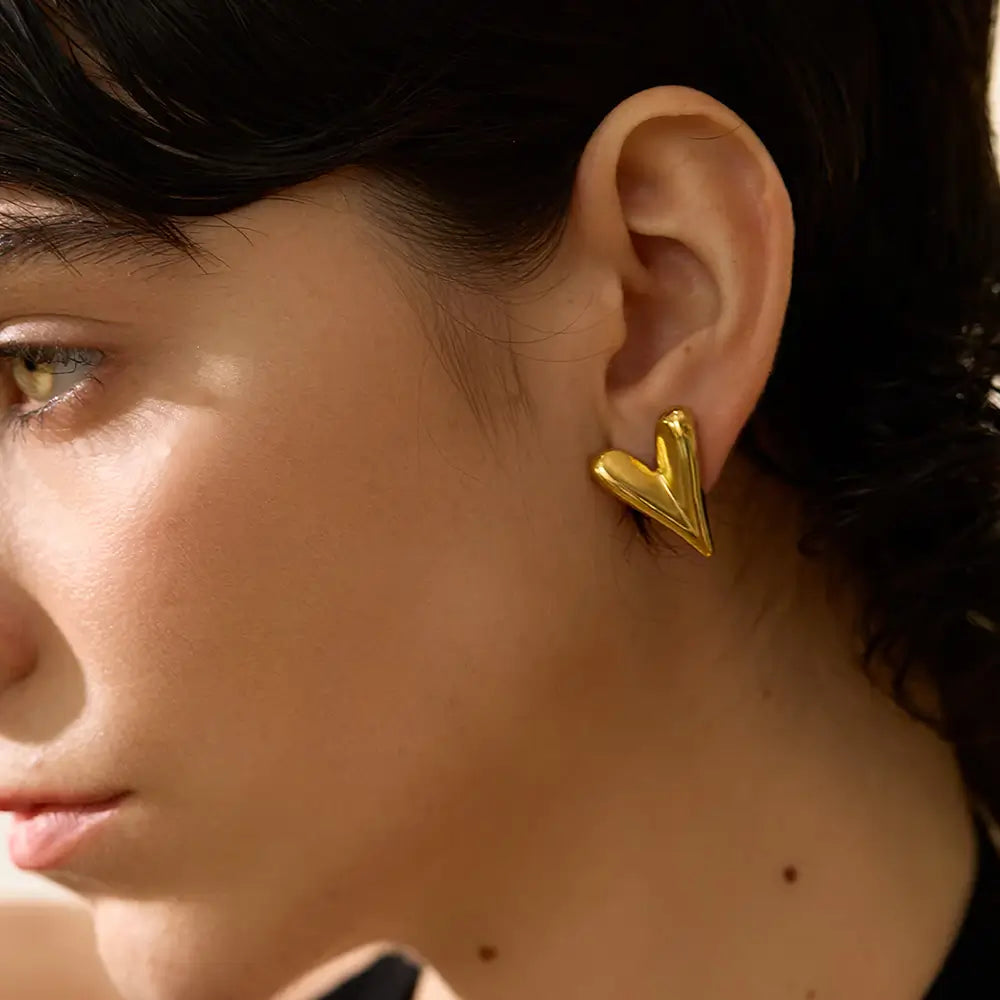 Brinco Feminino Dourado coração delicado com acabamento polido e elegante