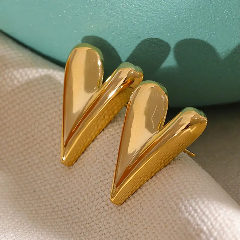 Brinco Feminino Dourado coração minimalista em fundo neutro e elegante