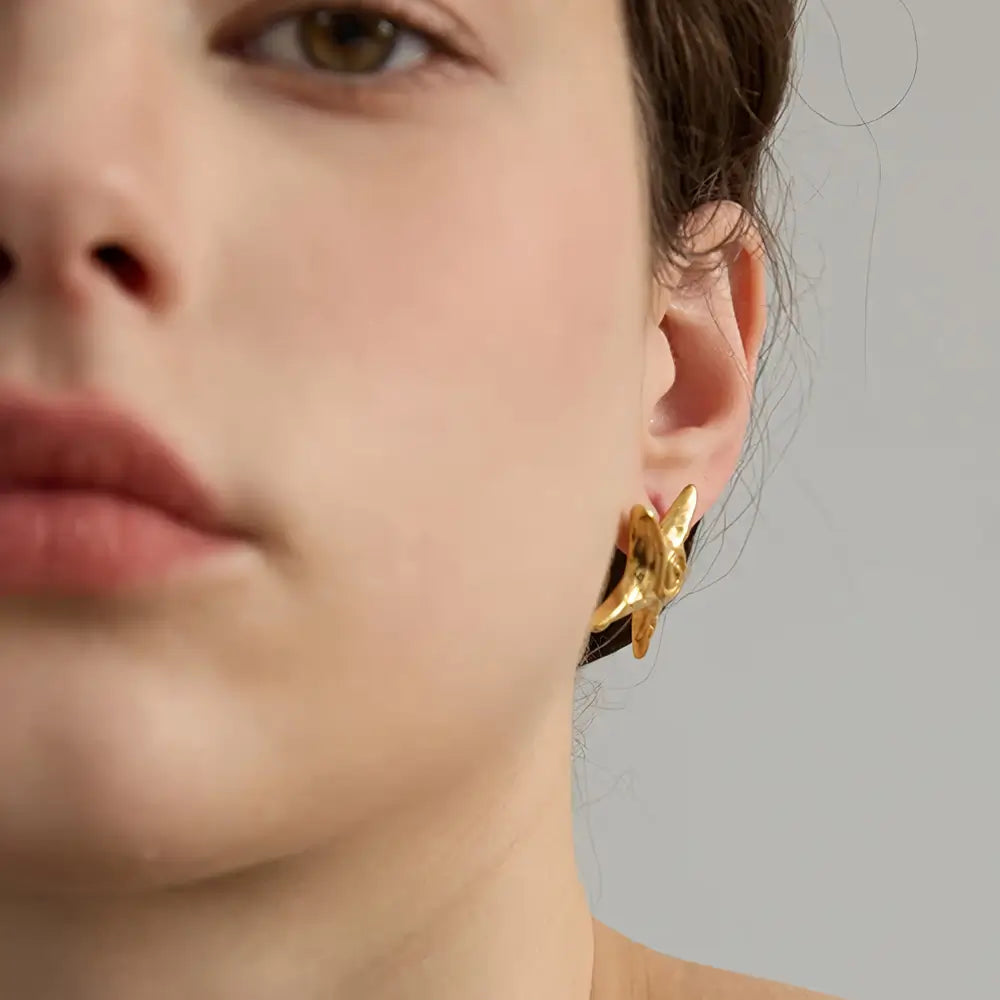Brinco Feminino Dourado estrela do mar com relevo elegante e estilo tropical