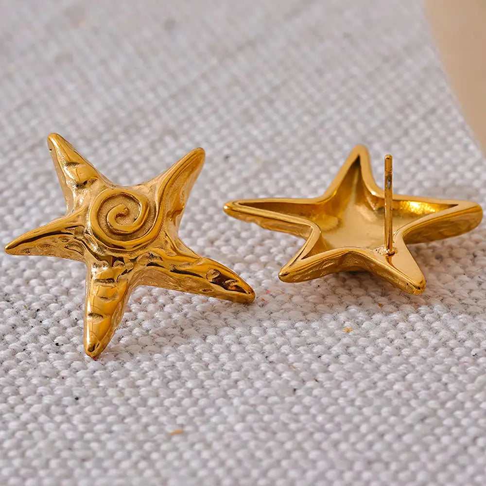 Brinco Feminino Dourado estrela do mar com design natural em fundo clean