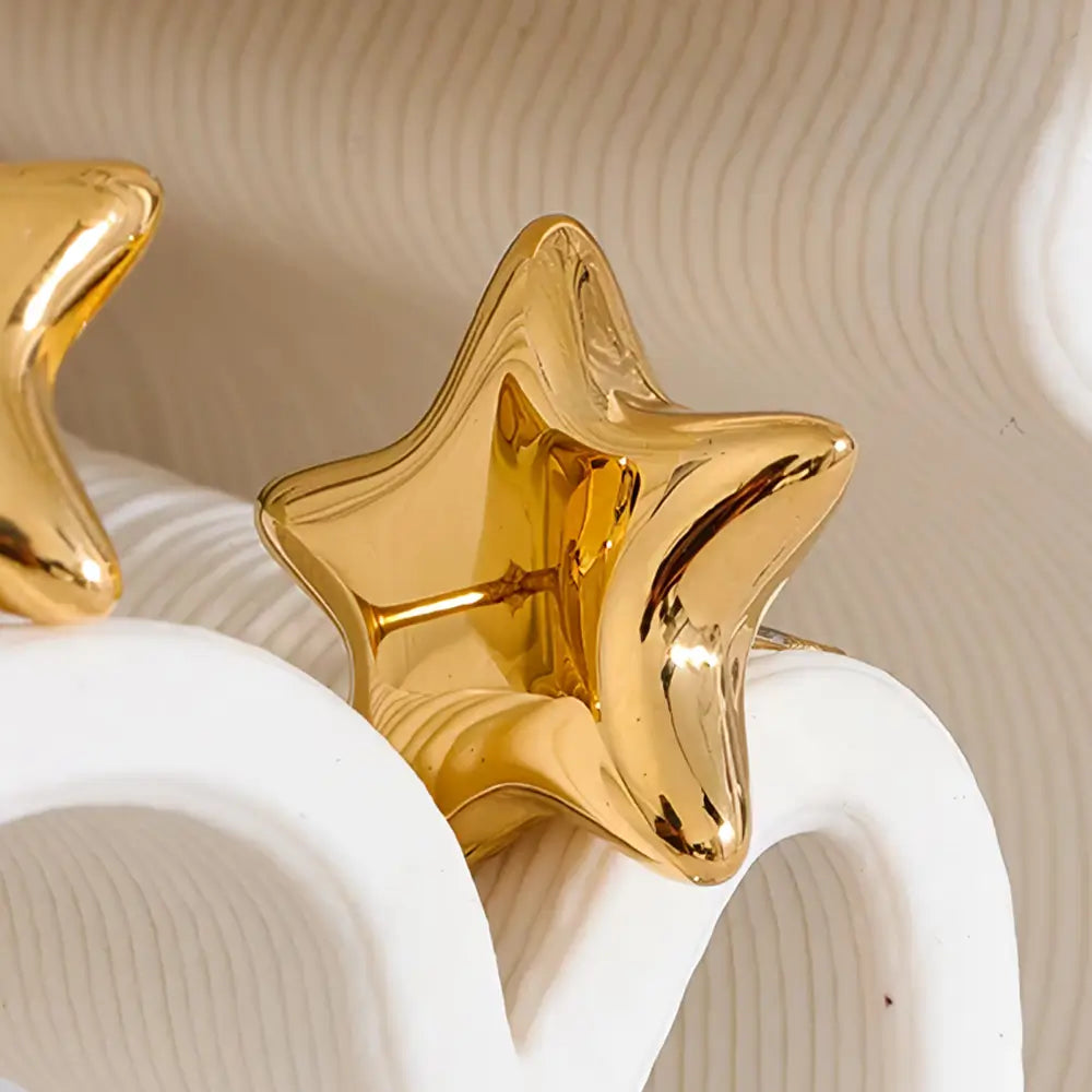 Brinco Feminino Dourado estrela com design clean e destaque para o brilho