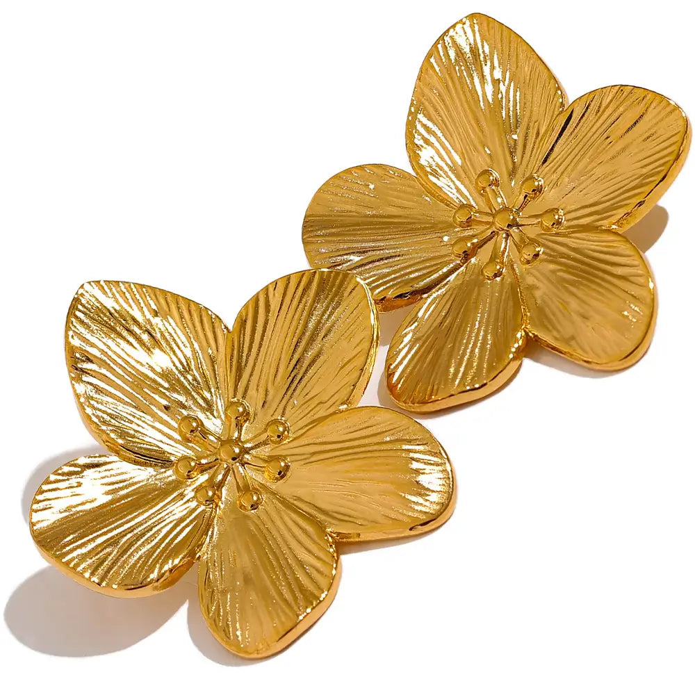 Brinco Feminino Dourado flor de 5 pétalas, acabamento polido e brilho puro