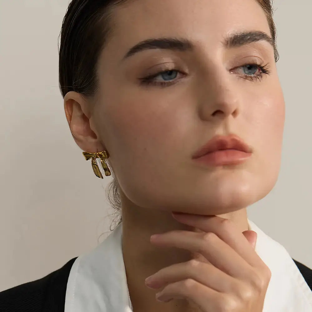 Brinco Feminino Dourado com laço delicado e banho em ouro 18k