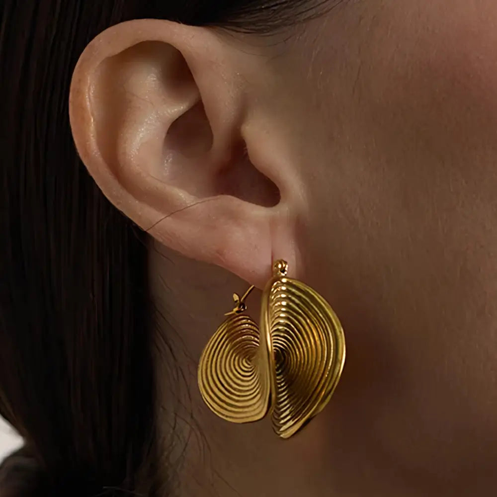 Brinco Feminino Dourado minimalista Lyra com acabamento polido e discreto, foto de perto