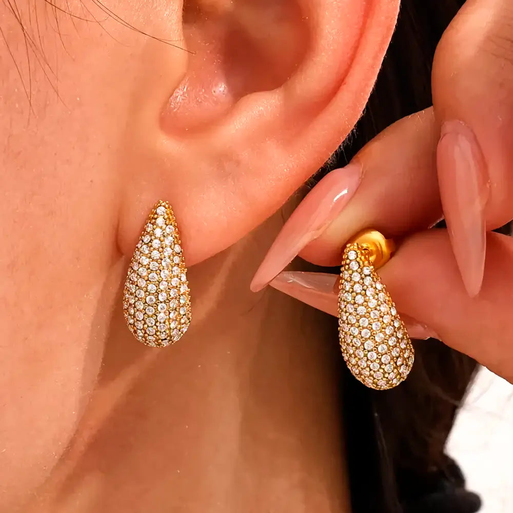 Mulher usando o Brinco Feminino Gota Dourado Cravejado com Zircônias Aurianne - Banhado a Ouro 18k