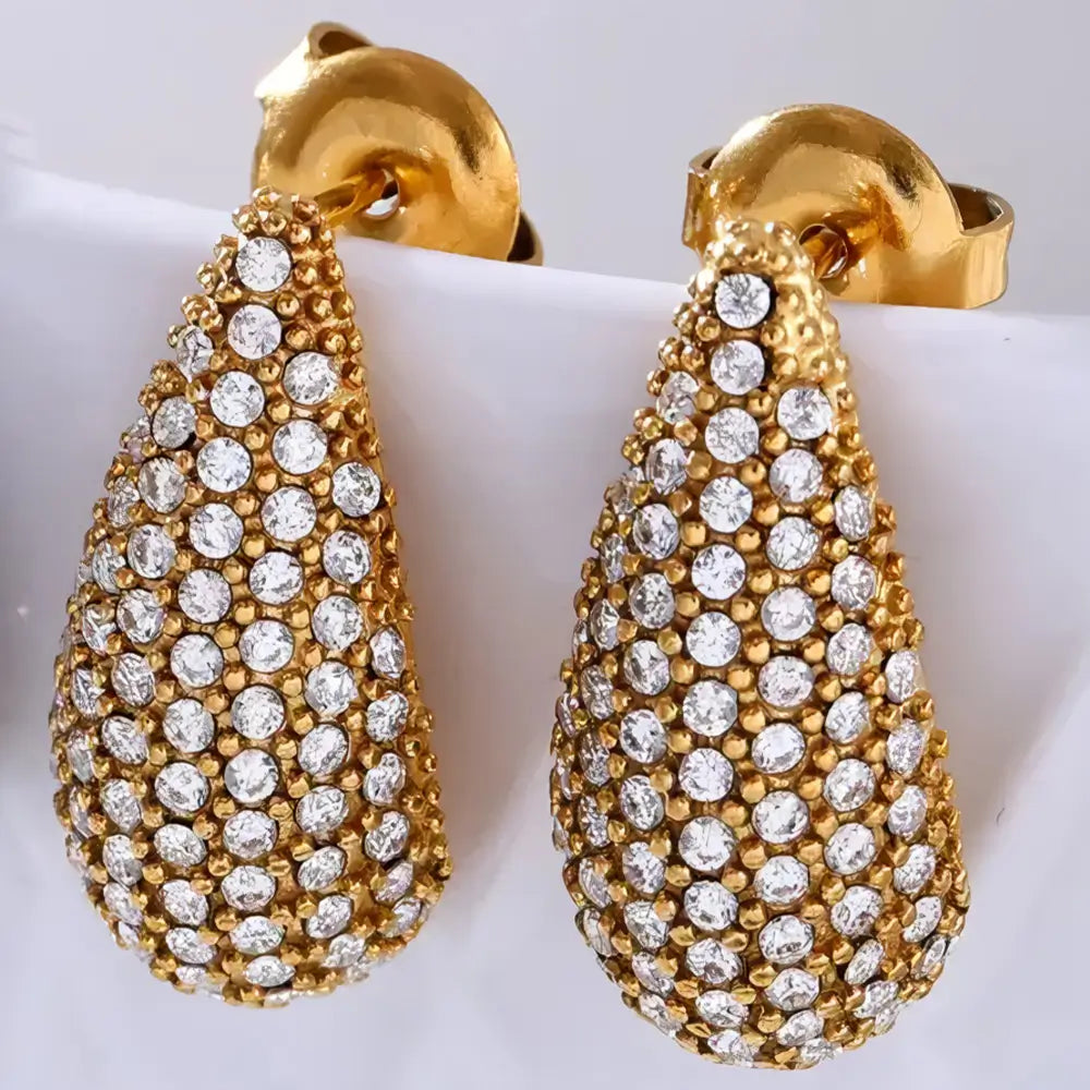 Foto frontal dos detalhes do Brinco Feminino Gota Dourado Cravejado com Zircônias Aurianne - Banhado a Ouro 18k