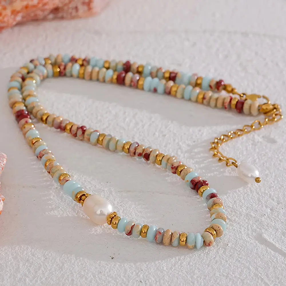 Colar Feminino de Pedras Naturais com pérola natural Amara com design rústico-chique em fundo limpo
