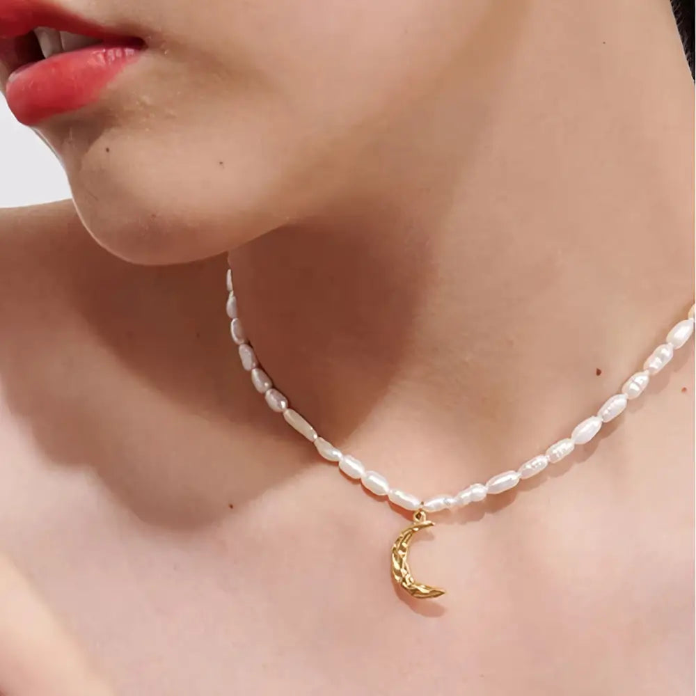 Colar Feminino de pérolas naturais com pingente meia lua dourada, brilho suave e design elegante