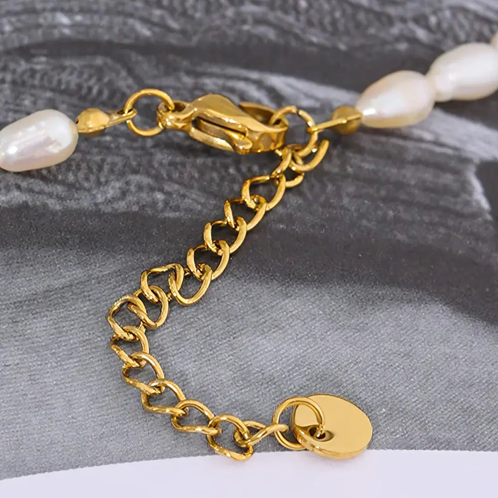 Colar Feminino de pérolas naturais com pingente meia lua dourada, design refinado em cenário neutro