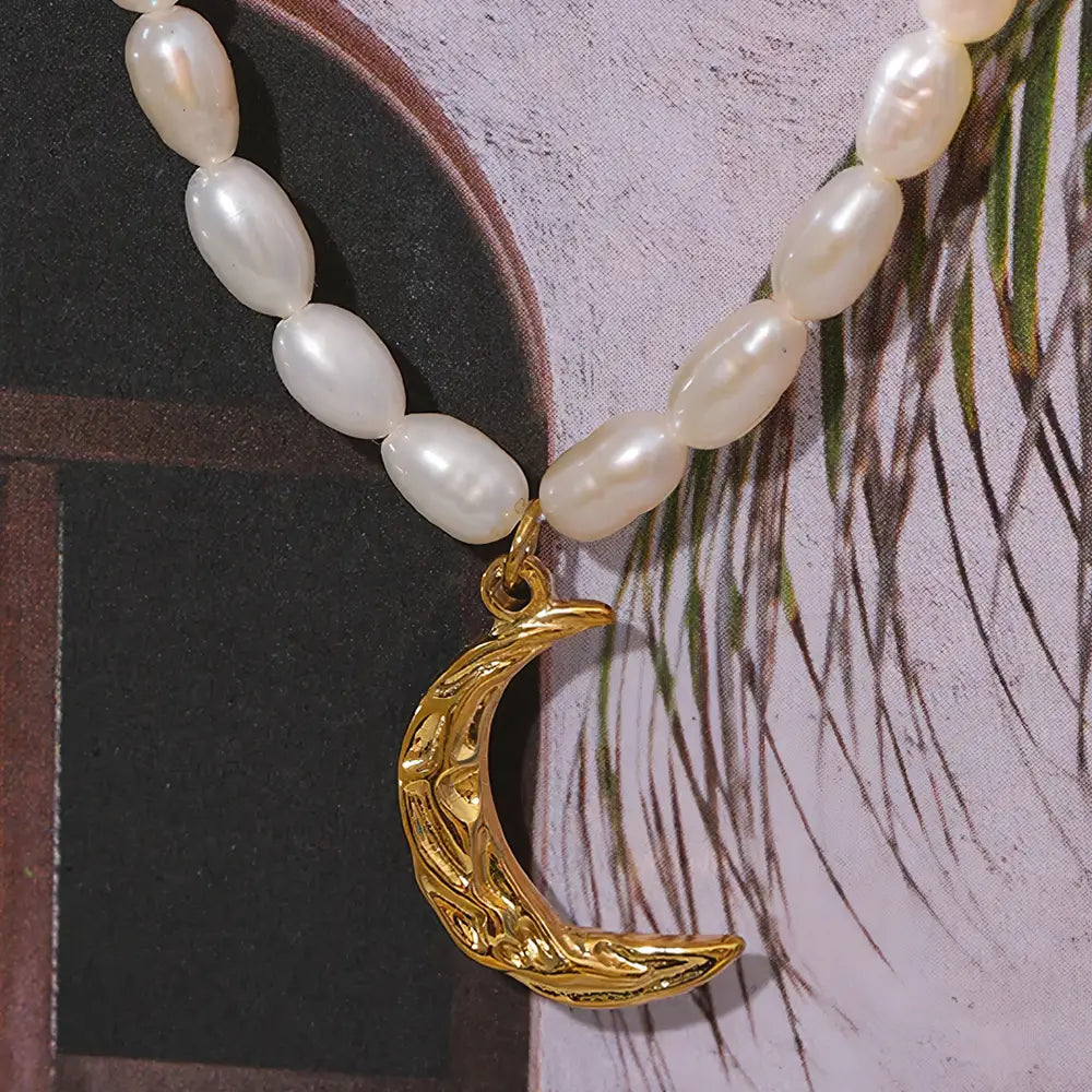 Colar Feminino de pérolas naturais com pingente meia lua dourada, elegância discreta em ambiente clean