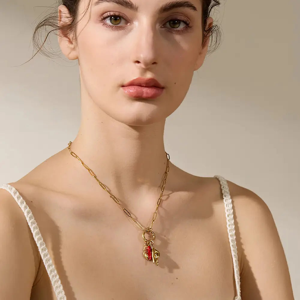 Colar Feminino Dourado com coração e berloques Melina com detalhes texturizados e elegância única