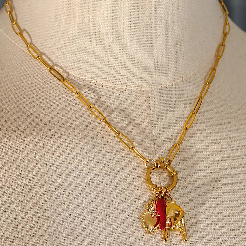 Colar Feminino Dourado com coração e berloques Melina em fundo neutro elegante