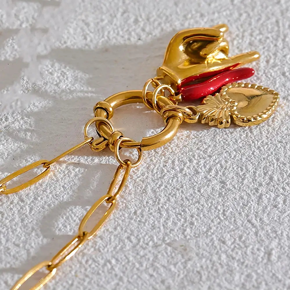 Colar Feminino Dourado com coração e berloques, design delicado em ambiente clean