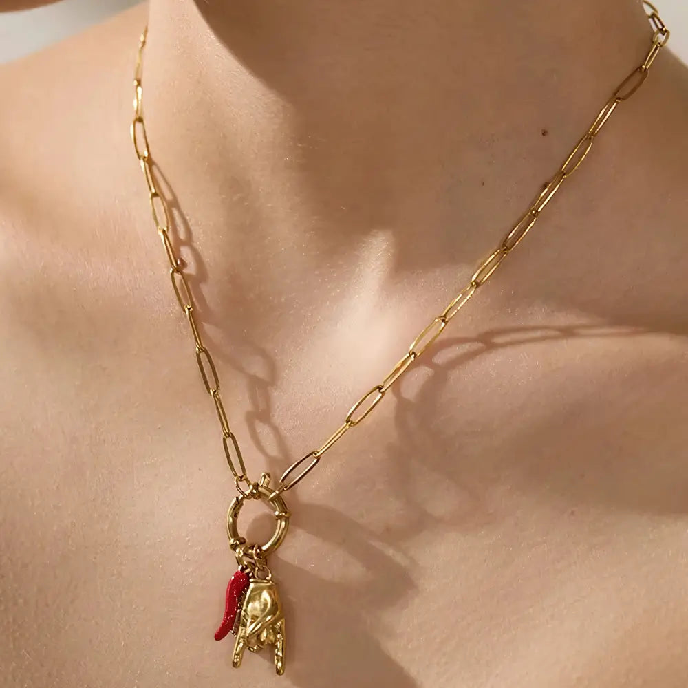 Colar Feminino Dourado com coração e berloques em elos retangulares, acabamento polido