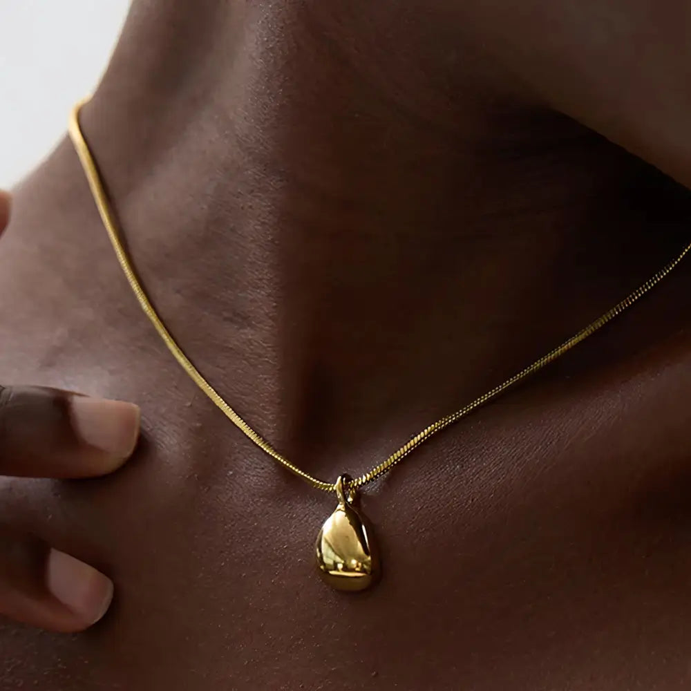 Colar Feminino Dourado corrente rabo de rato com pingente abstrato Luriane, design artístico e acabamento liso