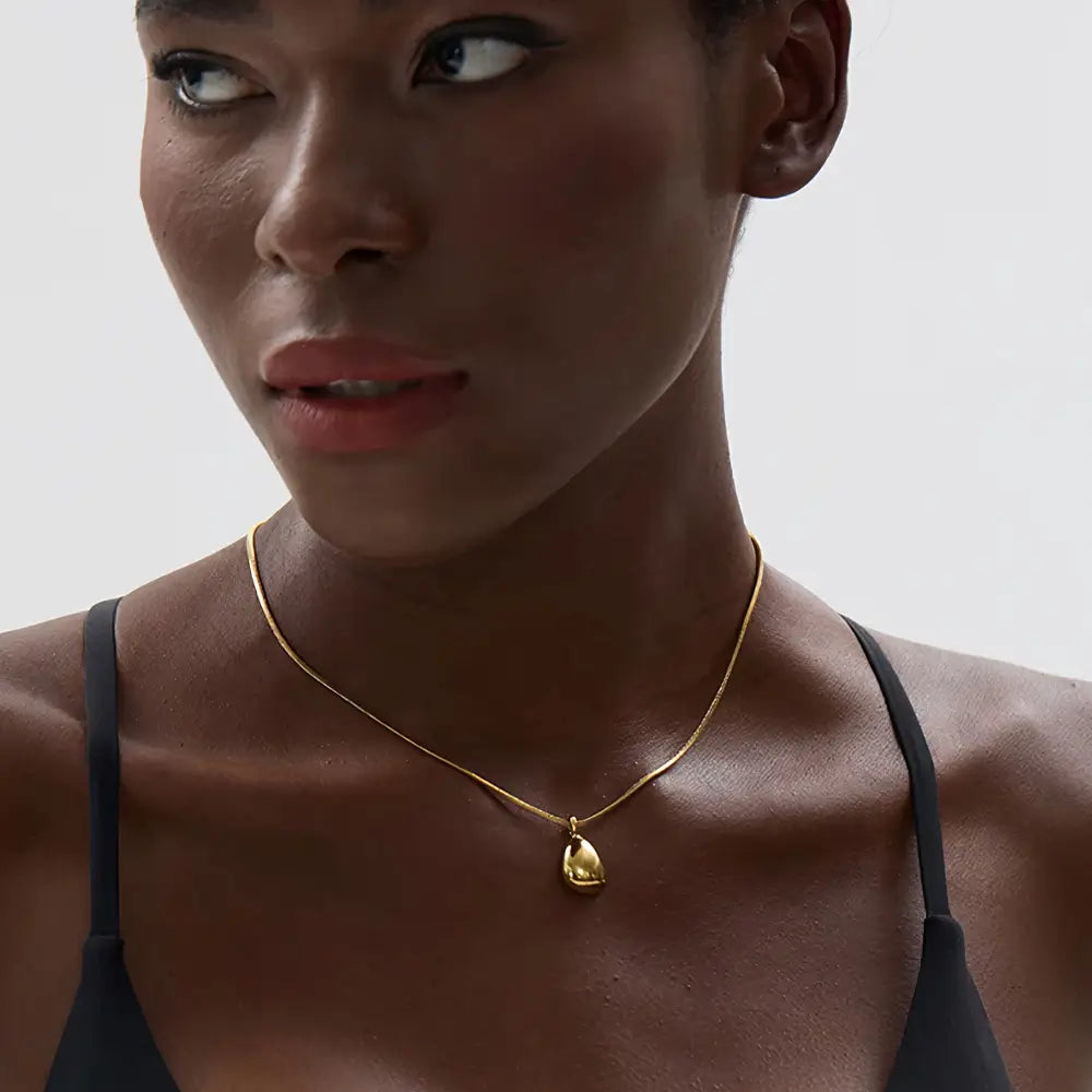 Colar Feminino Dourado corrente rabo de rato com pingente abstrato Luriane, elegância moderna no colo